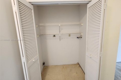 Condo in Pembroke Pines, Florida, 3 bedrooms  № 2060743 - photo 23