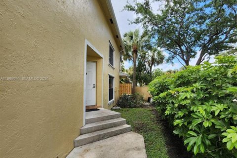 Condo in Pembroke Pines, Florida, 3 bedrooms  № 2060743 - photo 4