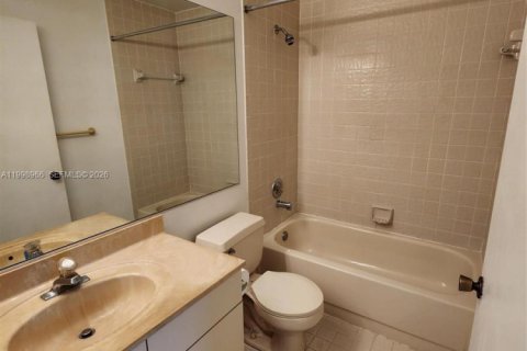 Condo in Pembroke Pines, Florida, 3 bedrooms  № 2060743 - photo 24