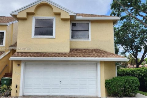 Condo in Pembroke Pines, Florida, 3 bedrooms  № 2060743 - photo 2