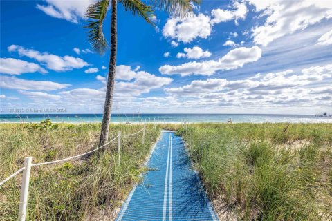 Condo in Lauderdale-by-the-Sea, Florida, 2 bedrooms  № 1785695 - photo 29