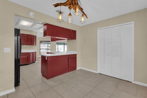 House in Apopka, Florida 3 bedrooms, 176.79 sq.m. № 2337227 - photo 13