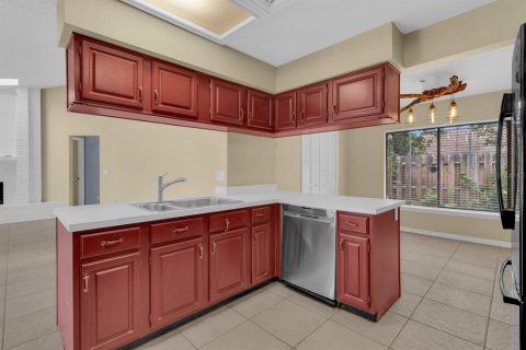 House in Apopka, Florida 3 bedrooms, 176.79 sq.m. № 2337227 - photo 16