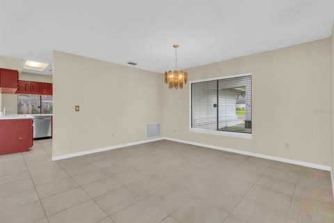 House in Apopka, Florida 3 bedrooms, 176.79 sq.m. № 2337227 - photo 10