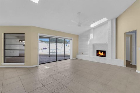 House in Apopka, Florida 3 bedrooms, 176.79 sq.m. № 2337227 - photo 9