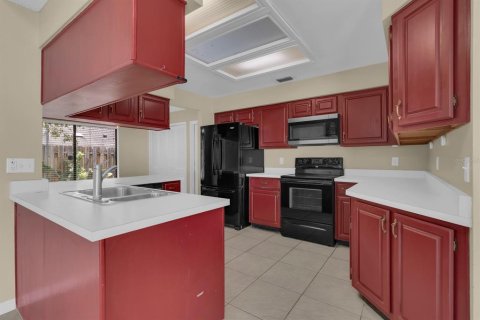 House in Apopka, Florida 3 bedrooms, 176.79 sq.m. № 2337227 - photo 14