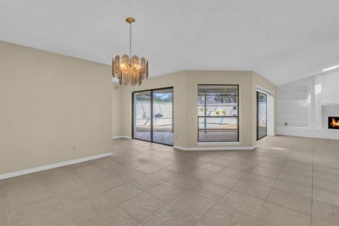 House in Apopka, Florida 3 bedrooms, 176.79 sq.m. № 2337227 - photo 6