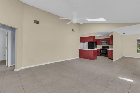 House in Apopka, Florida 3 bedrooms, 176.79 sq.m. № 2337227 - photo 11