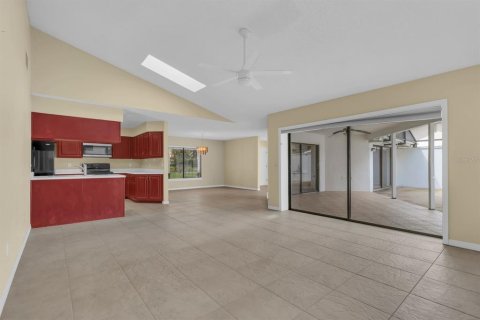 House in Apopka, Florida 3 bedrooms, 176.79 sq.m. № 2337227 - photo 12