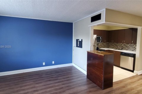 Condo in Fort Lauderdale, Florida, 1 bedroom  № 1475332 - photo 1