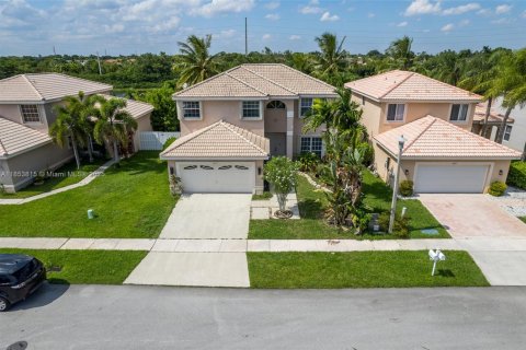 Villa ou maison à louer à Miramar, Floride: 4 chambres, 246.66 m2 № 1888981 - photo 1