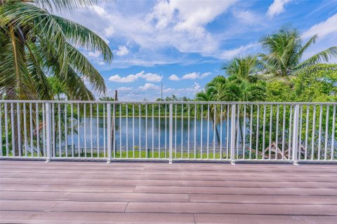 Villa ou maison à louer à Miramar, Floride: 4 chambres, 246.66 m2 № 1888981 - photo 16