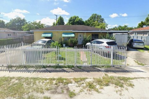 Villa ou maison à louer à Miami, Floride: 2 chambres, 171.87 m2 № 2055653 - photo 1