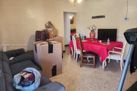 Villa ou maison à louer à Miami, Floride: 2 chambres, 171.87 m2 № 2055653 - photo 2