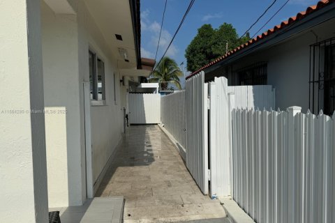 House in Miami, Florida 3 bedrooms, 119.84 sq.m. № 1891859 - photo 26