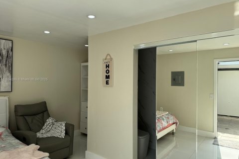 House in Miami, Florida 3 bedrooms, 119.84 sq.m. № 1891859 - photo 9
