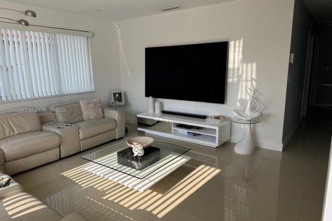 House in Miami, Florida 3 bedrooms, 119.84 sq.m. № 1891859 - photo 4