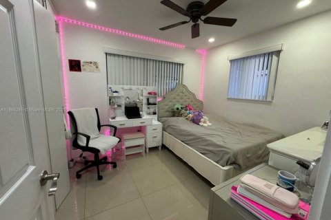 House in Miami, Florida 3 bedrooms, 119.84 sq.m. № 1891859 - photo 12