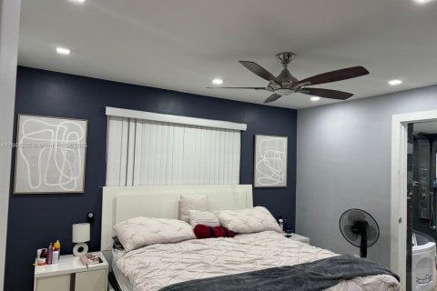 House in Miami, Florida 3 bedrooms, 119.84 sq.m. № 1891859 - photo 10