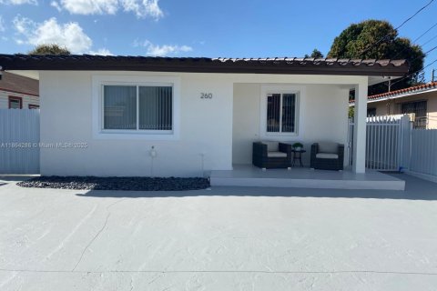 House in Miami, Florida 3 bedrooms, 119.84 sq.m. № 1891859 - photo 2