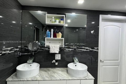 House in Miami, Florida 3 bedrooms, 119.84 sq.m. № 1891859 - photo 18