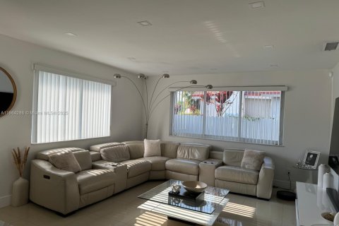 House in Miami, Florida 3 bedrooms, 119.84 sq.m. № 1891859 - photo 3