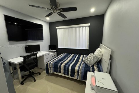 House in Miami, Florida 3 bedrooms, 119.84 sq.m. № 1891859 - photo 11