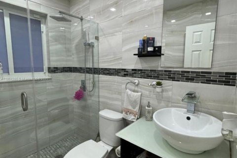 House in Miami, Florida 3 bedrooms, 119.84 sq.m. № 1891859 - photo 16