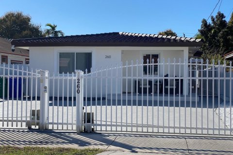 House in Miami, Florida 3 bedrooms, 119.84 sq.m. № 1891859 - photo 1