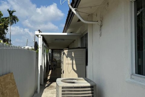 House in Miami, Florida 3 bedrooms, 119.84 sq.m. № 1891859 - photo 25