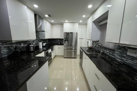 House in Miami, Florida 3 bedrooms, 119.84 sq.m. № 1891859 - photo 5