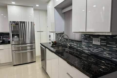 House in Miami, Florida 3 bedrooms, 119.84 sq.m. № 1891859 - photo 6