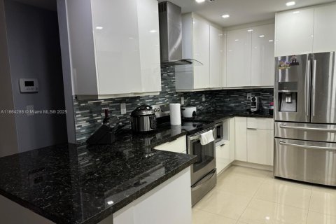 House in Miami, Florida 3 bedrooms, 119.84 sq.m. № 1891859 - photo 7