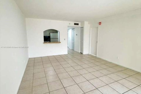 Condominio en alquiler en North Miami, Florida, 1 dormitorio, 68.75 m2 № 2013704 - foto 3