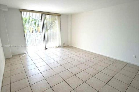 Condominio en alquiler en North Miami, Florida, 1 dormitorio, 68.75 m2 № 2013704 - foto 5