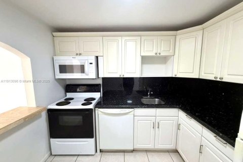 Condominio en alquiler en North Miami, Florida, 1 dormitorio, 68.75 m2 № 2013704 - foto 6