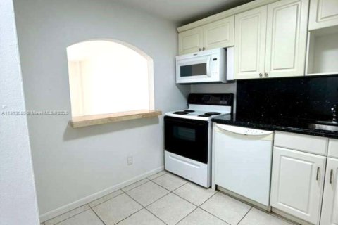 Condominio en alquiler en North Miami, Florida, 1 dormitorio, 68.75 m2 № 2013704 - foto 7