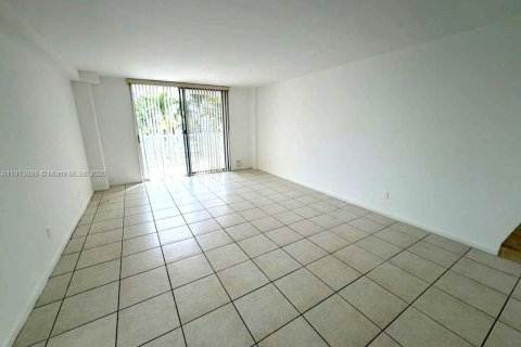 Condominio en alquiler en North Miami, Florida, 1 dormitorio, 68.75 m2 № 2013704 - foto 2