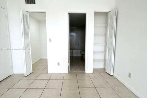 Condominio en alquiler en North Miami, Florida, 1 dormitorio, 68.75 m2 № 2013704 - foto 13