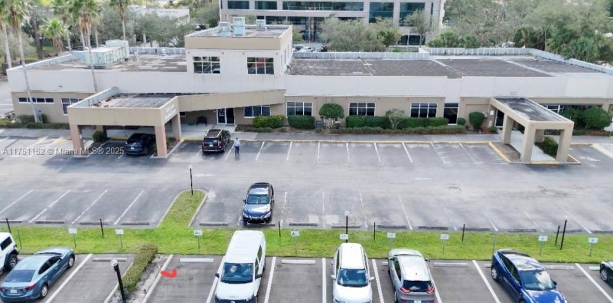 Immobilier commercial à Fort Myers, Floride № 2022360