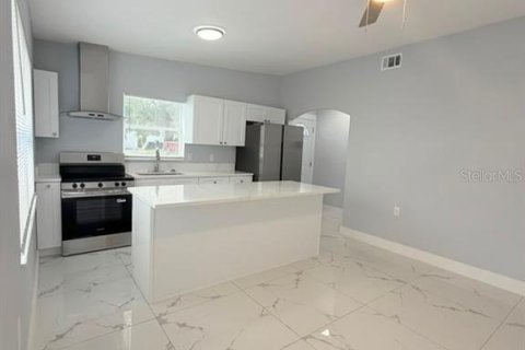 House in Tampa, Florida 3 bedrooms, 104.05 sq.m. № 2296997 - photo 4