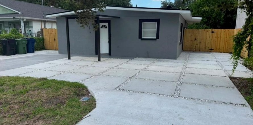 House in Tampa, Florida 3 bedrooms, 104.05 sq.m. № 2296997