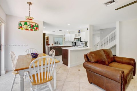 House in Plantation, Florida 4 bedrooms, 243.59 sq.m. № 1794078 - photo 13