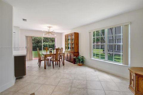 House in Plantation, Florida 4 bedrooms, 243.59 sq.m. № 1794078 - photo 18