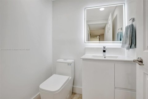 House in Plantation, Florida 4 bedrooms, 243.59 sq.m. № 1794078 - photo 23
