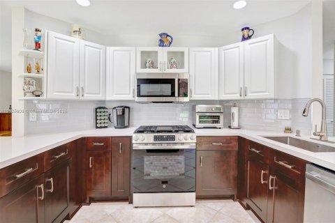 House in Plantation, Florida 4 bedrooms, 243.59 sq.m. № 1794078 - photo 6