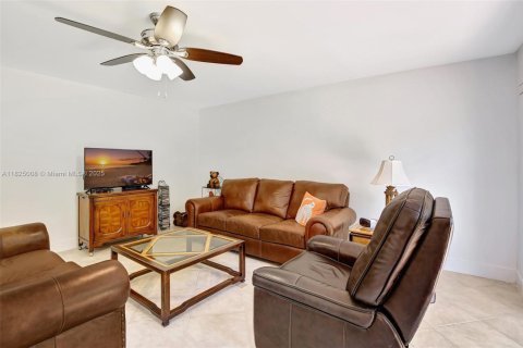 House in Plantation, Florida 4 bedrooms, 243.59 sq.m. № 1794078 - photo 10