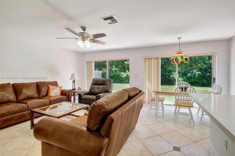 House in Plantation, Florida 4 bedrooms, 243.59 sq.m. № 1794078 - photo 12