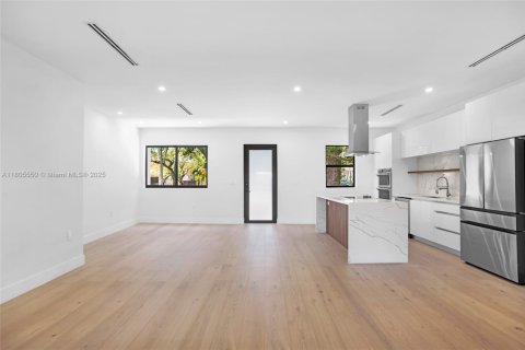 House in Miami Shores, Florida 3 bedrooms, 145.11 sq.m. № 1748972 - photo 12