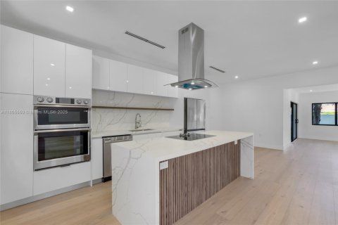 House in Miami Shores, Florida 3 bedrooms, 145.11 sq.m. № 1748972 - photo 4